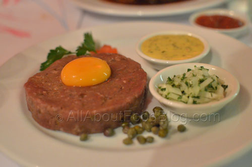 steak tartare aller-retour avec sauce Béarnaise,frites et salade